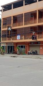een appartementencomplex met motoren die er voor geparkeerd staan bij N.D.Hotel in Koh Lanta