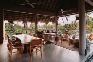 Karpaha Sands في باسيكودا: غرفة طعام مطلة على المحيط