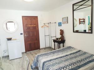 ラス・ガジェタスにあるLovely studia in Las Galletas con nice sea viewのベッドルーム1室(ベッド1台、壁掛け鏡付)