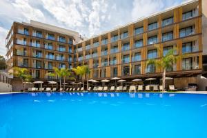 萨洛Golden Costa Salou - Adults Only 4* Sup的一座大型建筑,前面有一个大型蓝色游泳池 更多37张照片