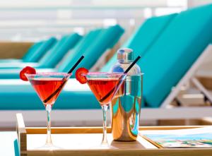 due bicchieri di Martini su un tavolo con una bottiglia di Golden Costa Salou - Adults Only 4* Sup a Salou