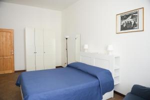 una camera con un letto e una coperta blu di "Il Ponte" Apartment in Florence a Firenze