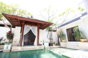 Der Swimmingpool an oder in der Nähe von Nike Villas