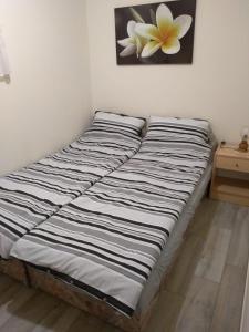 A bed or beds in a room at Szemes Apartman Balaton