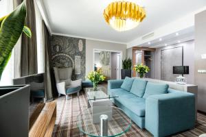 Televízia a/alebo spoločenská miestnosť v ubytovaní Hotel Perfect