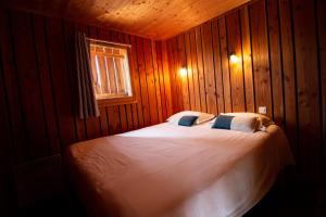 A bed or beds in a room at Les Volca'lodges de Tournebise