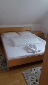 Łóżko lub łóżka w pokoju w obiekcie Casa Floare de Colt