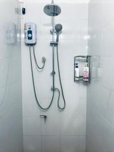 y baño con ducha y cabezal de ducha. en Naga Hostel & Café en Thakhek