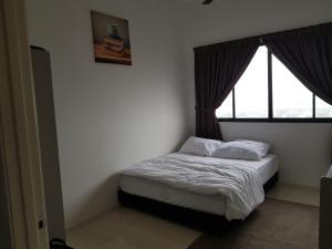 Dormitorio pequeño con cama y ventana en The Executive Seaview 1 at Icon Residence, en Kuala Terengganu