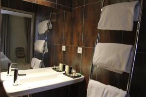 Koupelna v ubytování Hotel Pont Levis - Franck Putelat + 37 fotografií