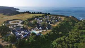 - une vue aérienne sur une maison située sur une colline à côté de l'océan dans l'établissement VVF Belle-Île-en-Mer, au Palais