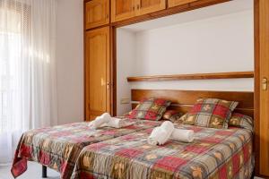 1 dormitorio con 1 cama con 2 toallas en Macrina 2, en Tamariu