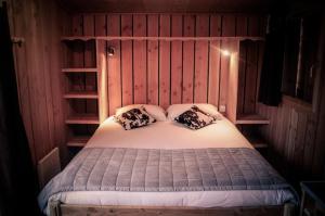 A bed or beds in a room at Les Volca'lodges de Tournebise