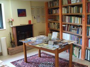 een bibliotheek met een tafel met boeken erop bij Abruzzo Segreto in Navelli