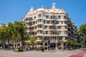 バルセロナにあるHabitat Apartments Barcelona Classicの通路角の大きな建物