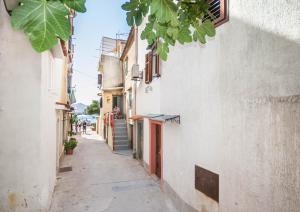 a narrow alley way between two buildings at Studio Marin in Baška