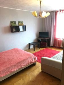 モスクワにあるG-Kvartal Oktyabrskoe Pole Apartmentのベッドルーム1室(ベッド2台、赤い敷物付)