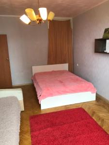 モスクワにあるG-Kvartal Oktyabrskoe Pole Apartmentのベッドルーム1室(赤い毛布付きのベッド1台付)
