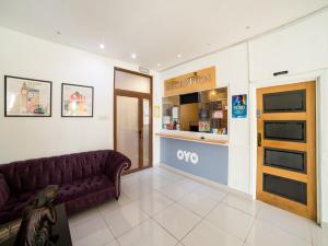 The lobby or reception area at OYO Osterley Park 