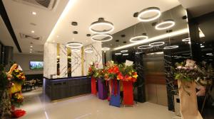 una floristería con flores expuestas en un edificio en Hotel 99 Sepang KLIA & KLIA2 en Sepang