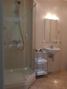 een badkamer met een douche en een wastafel bij Preliudija in Klaipėda