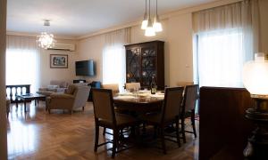 Kalhas retreat. في أثينا: غرفة طعام مع طاولة وغرفة معيشة
