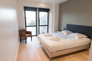 a bedroom with a bed with two towels on it at Aux Cortons - Maison avec vue sur le vignoble in Ladoix Serrigny