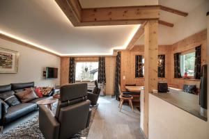 A seating area at Chalet Steinbock by Arosa Holiday