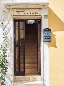 ナルドにあるLe Casette di Via Romaの上の看板の扉