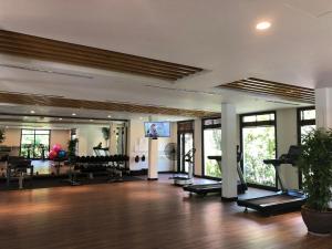 Zimmer mit einem Fitnessraum mit Pilates-Geräten in der Unterkunft 4BR Pearl Villa at Furramar Danang in Đà Nẵng