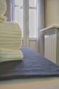 una pila de toallas sentadas sobre una mesa en Good Stay Rooms, en Madrid