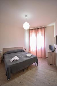 1 dormitorio con 1 cama con 2 toallas en Hotel La Pineta, en Marina di Carrara