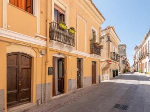an empty street with a yellow building at Appartamento L'arcobaleno in Cagliari