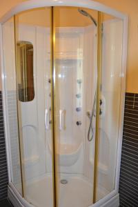 eine Dusche mit Glastür im Bad in der Unterkunft B&B Due Fontane in Caltanissetta