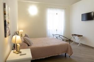 a bedroom with a bed and a table with a lamp at Appartamento in villa Ariel in Vico Equense