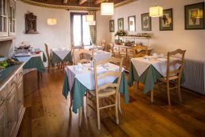 a restaurant with tables and chairs in a room at B&B Gastaldo di Rolle in Cison di Valmarino