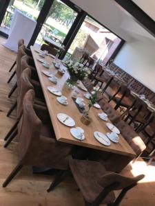 Ein Restaurant oder anderes Speiselokal in der Unterkunft Landcafe Neumann 