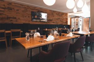 uma sala de jantar com mesas e cadeiras de madeira em Ludgerusbrunnen Hotel Mertens em Billerbeck