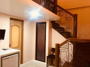 馬尼拉的住宿－城市旅行者酒店，一间设有螺旋楼梯和楼梯的房间