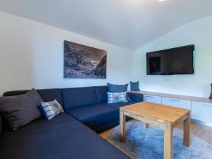 Televízia a/alebo spoločenská miestnosť v ubytovaní Apartment in Bramberg near Ski Lift