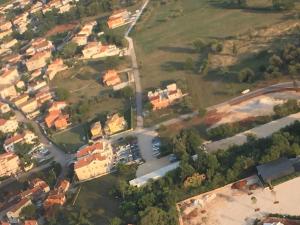 Widok z lotu ptaka na obiekt Funtana Appartements an der 1 Reihe vom Meer