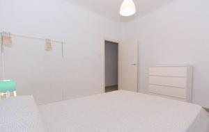 Dormitorio blanco con cama y armario en APARTAMENTO VISTABELLA, en Murcia
