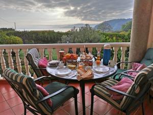 una mesa con comida en la parte superior de un balcón en Habitación en casa cerca de la playa, en Sada