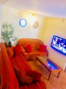 ein Wohnzimmer mit einem Sofa und einem Couchtisch in der Unterkunft GRAN CASA con TERRAZA a 3 min Playa con Wifi - rodeada de servicios in Roquetas de Mar