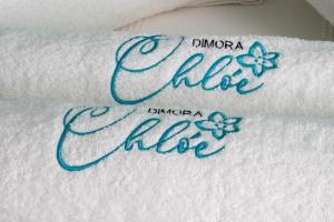 Una toalla con las palabras calicoico. en Dimora Chlóe B&B, en Pescara