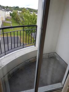 una ventana con vistas a un balcón en Spacious House in Castlegar Galway en Galway