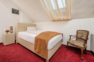 Ein Bett oder Betten in einem Zimmer der Unterkunft Hotel-Pension Melcher