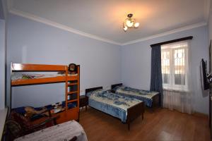 1 dormitorio con 2 literas y ventana en Guest House Arsan en Tsaghkadzor