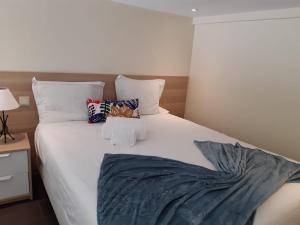 una camera da letto con un grande letto bianco con cuscini di Pachecos a Porto