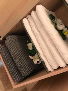 een lade met witte handdoeken op een plank bij Residencial Los Geranios 13 in Costa Del Silencio